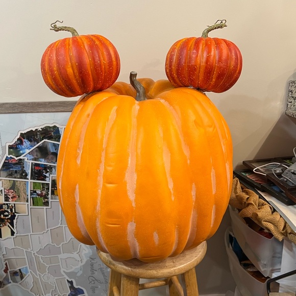 Mickey Mouse Pumpkin - Picture 3 of 9